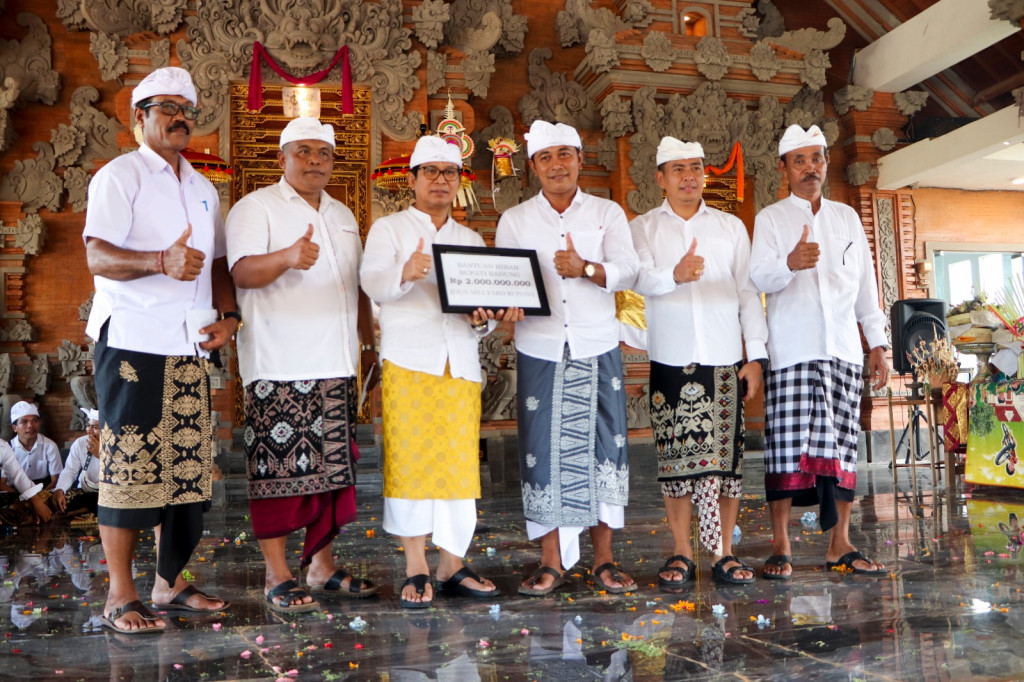 Sekda Adi Arnawa Hadiri Melaspas Banjar Sila Dharma Desa Mengwitani